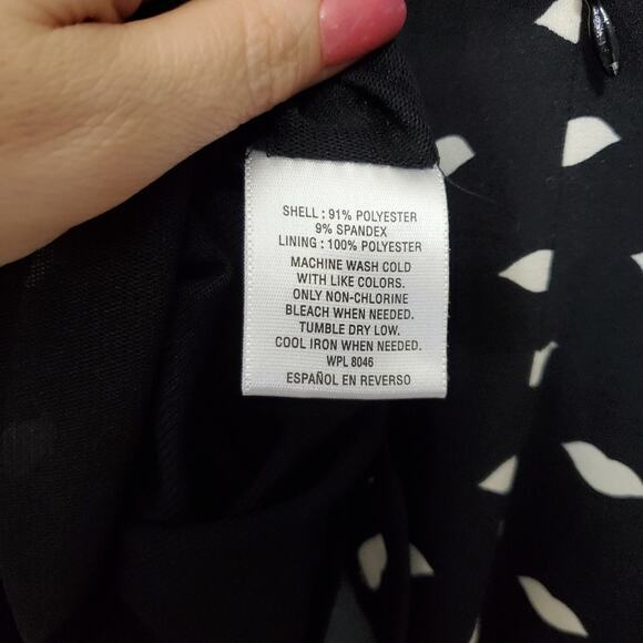 Maison Jules | Lip Kiss Print Cap Sleeve Structured Silhouette Dress - Picture 7 of 7